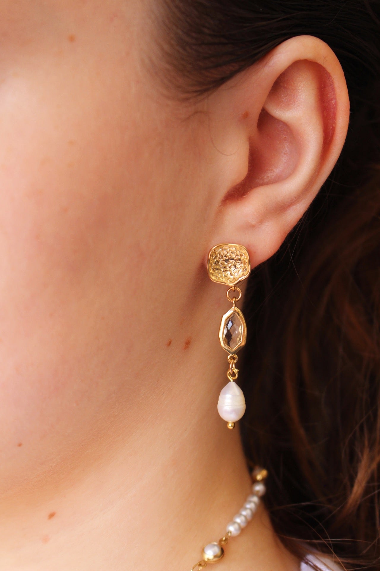 Aretes Dorados Colgantes con Perla