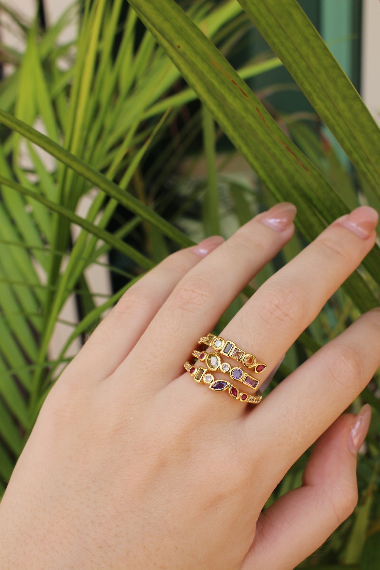 Anillo Dorado Triple con Zirconias Rosas y Moradas