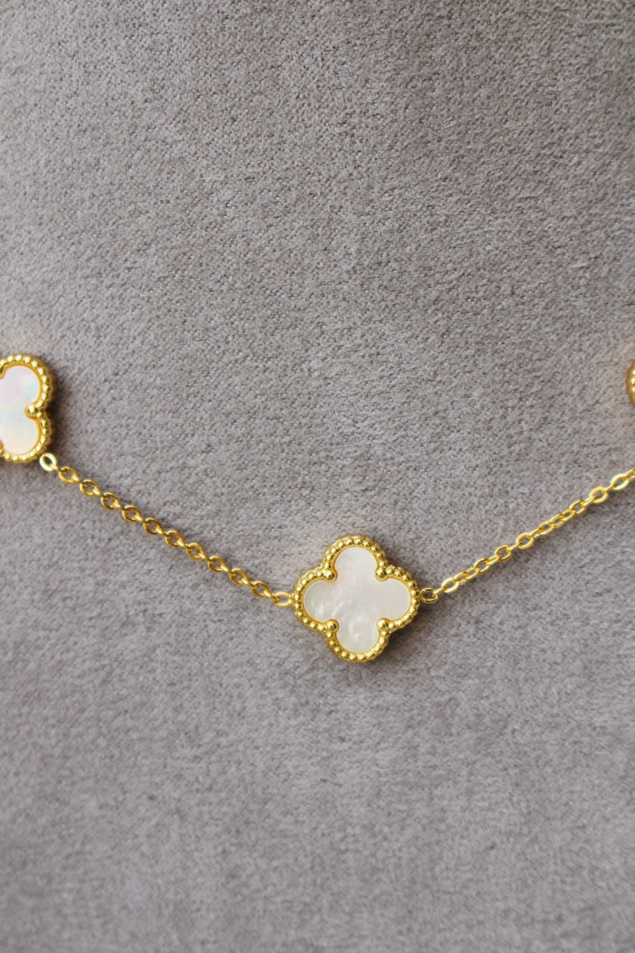 Collar Dorado Largo Trébol Blanco