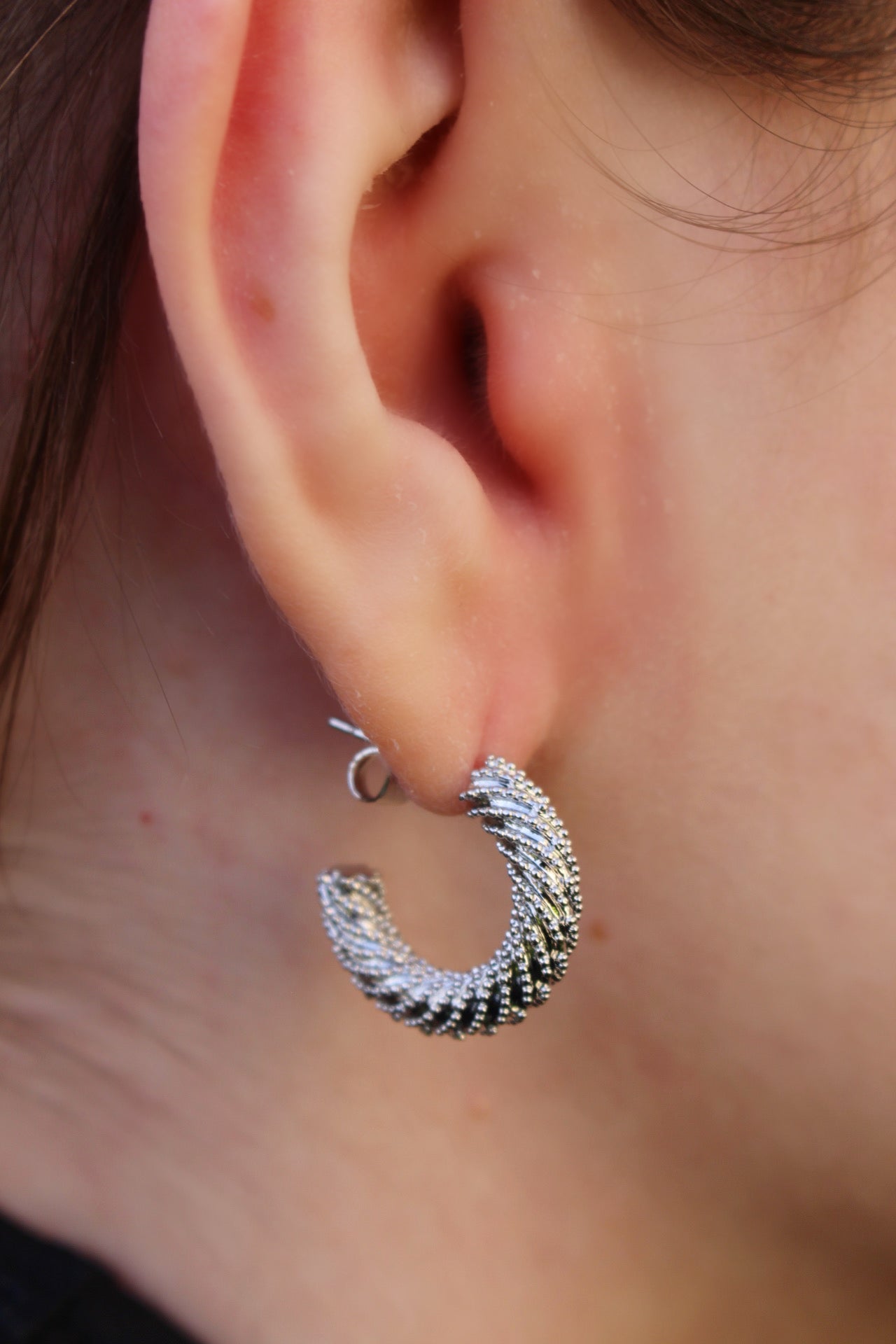 Media Arracada Plateada Trenzada con Zirconias