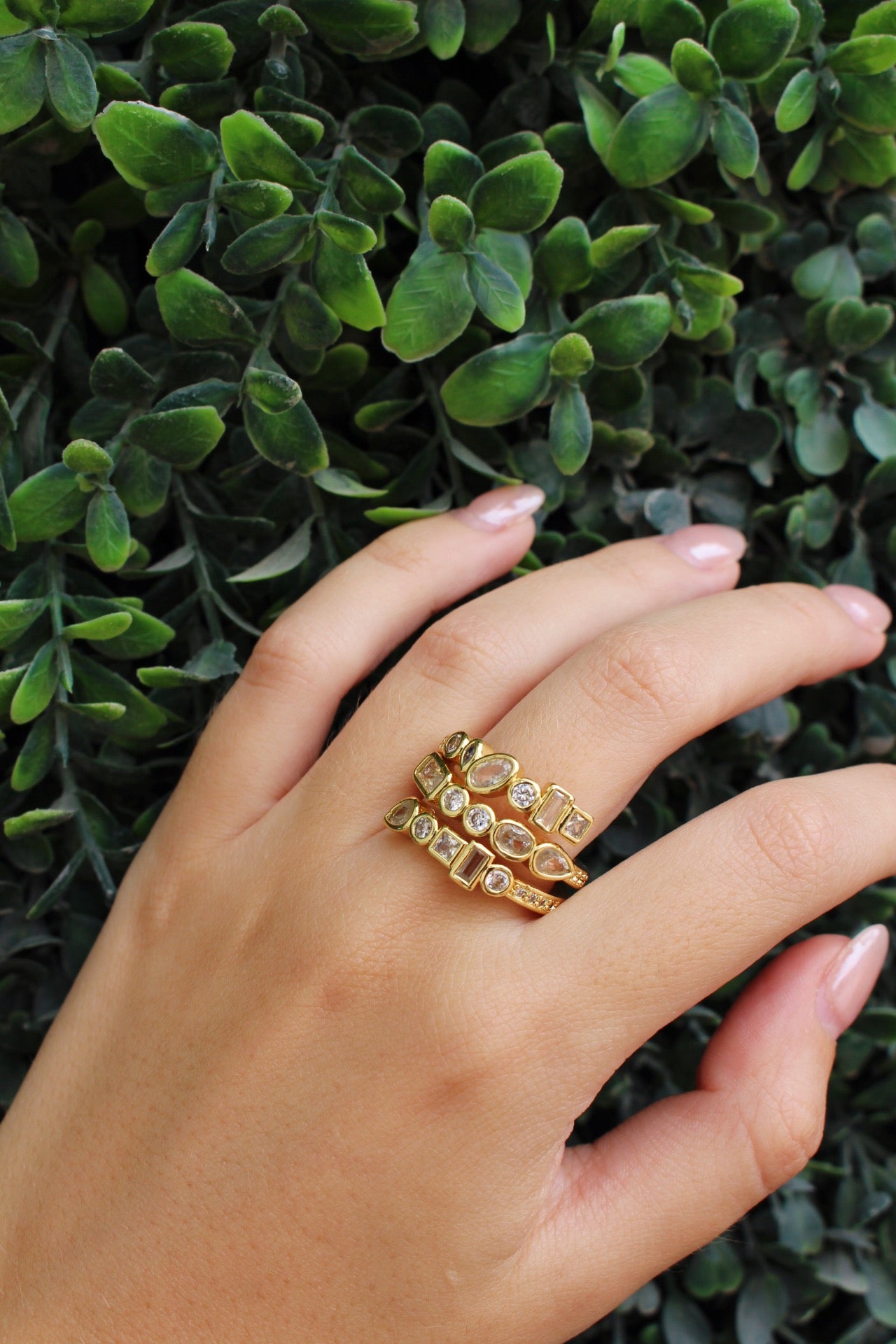 Anillo Dorado Triple con Zirconias Irregulares