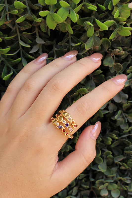 Anillo Dorado Triple con Zirconias Rosas y Moradas