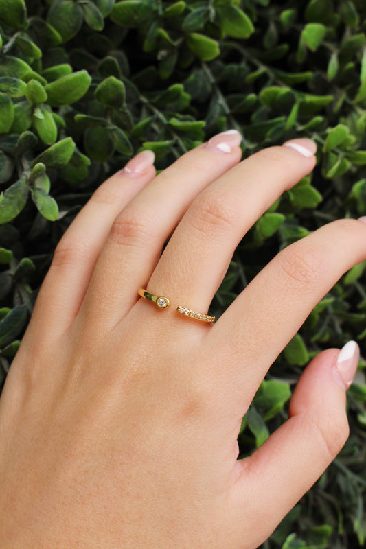 Anillo Dorado Delgadito con Zirconias y Circulo