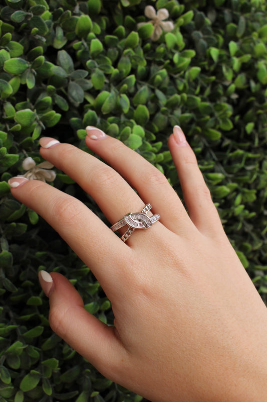 Anillo Plateado Nudo Zirconias