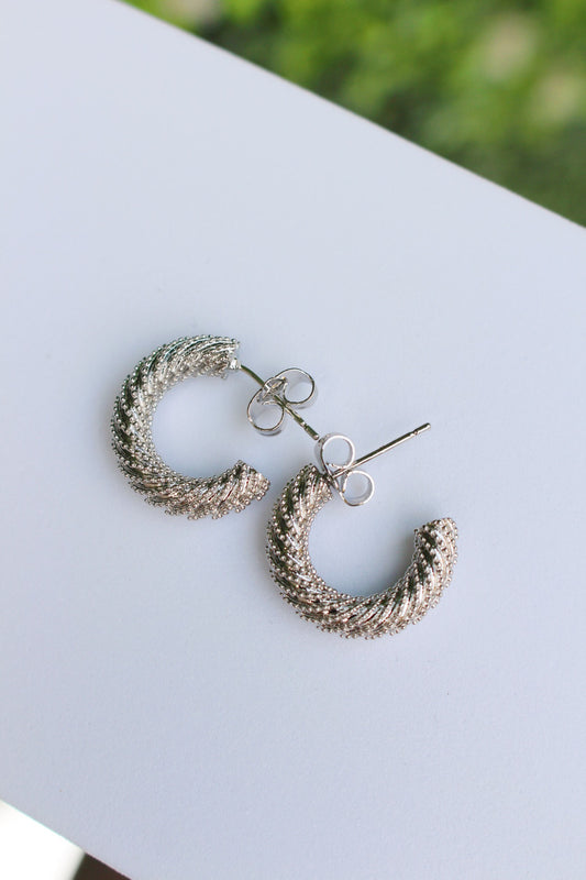 Media Arracada Plateada Trenzada con Zirconias