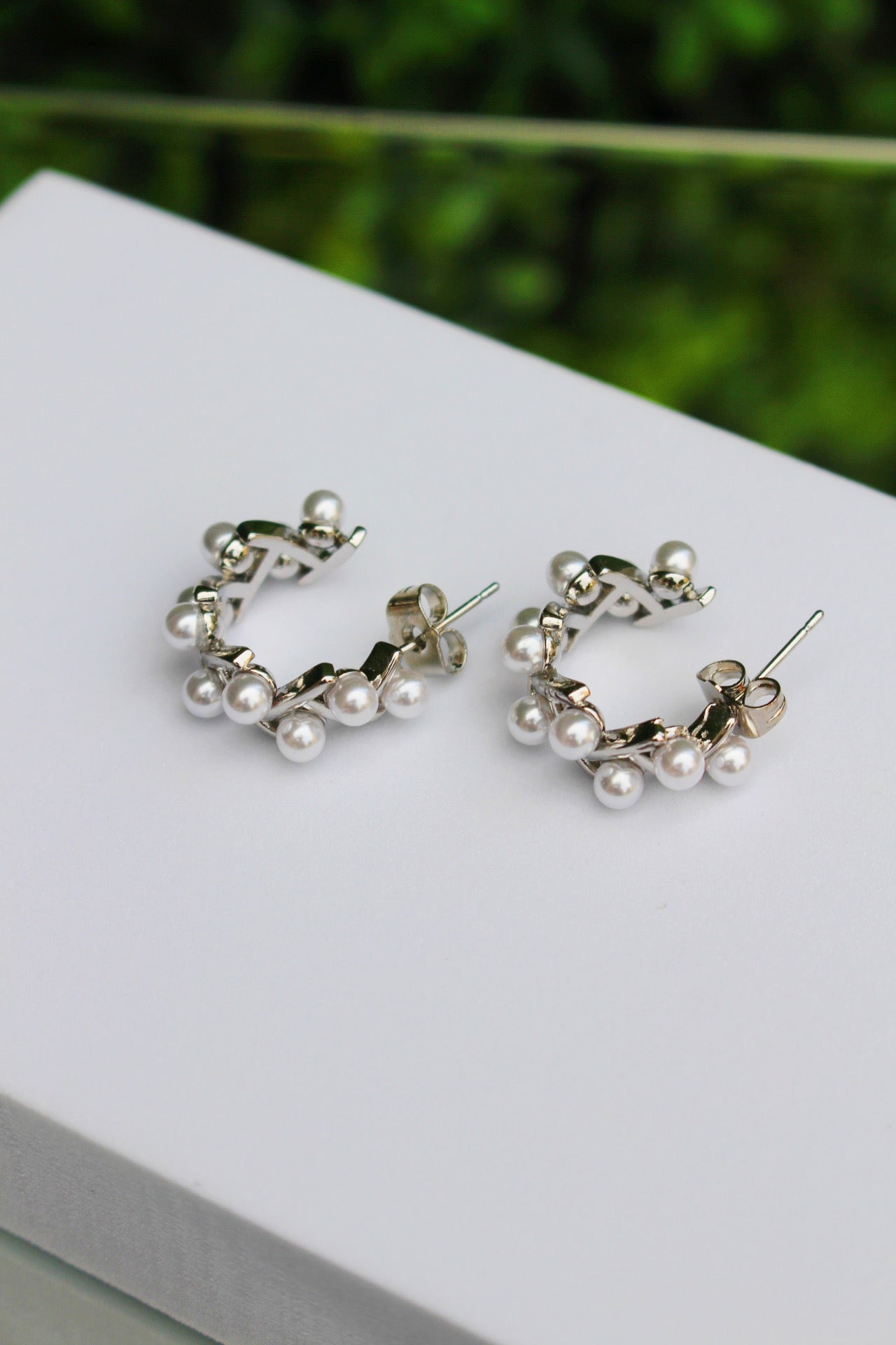 Media Arracada Plateada con Perlas