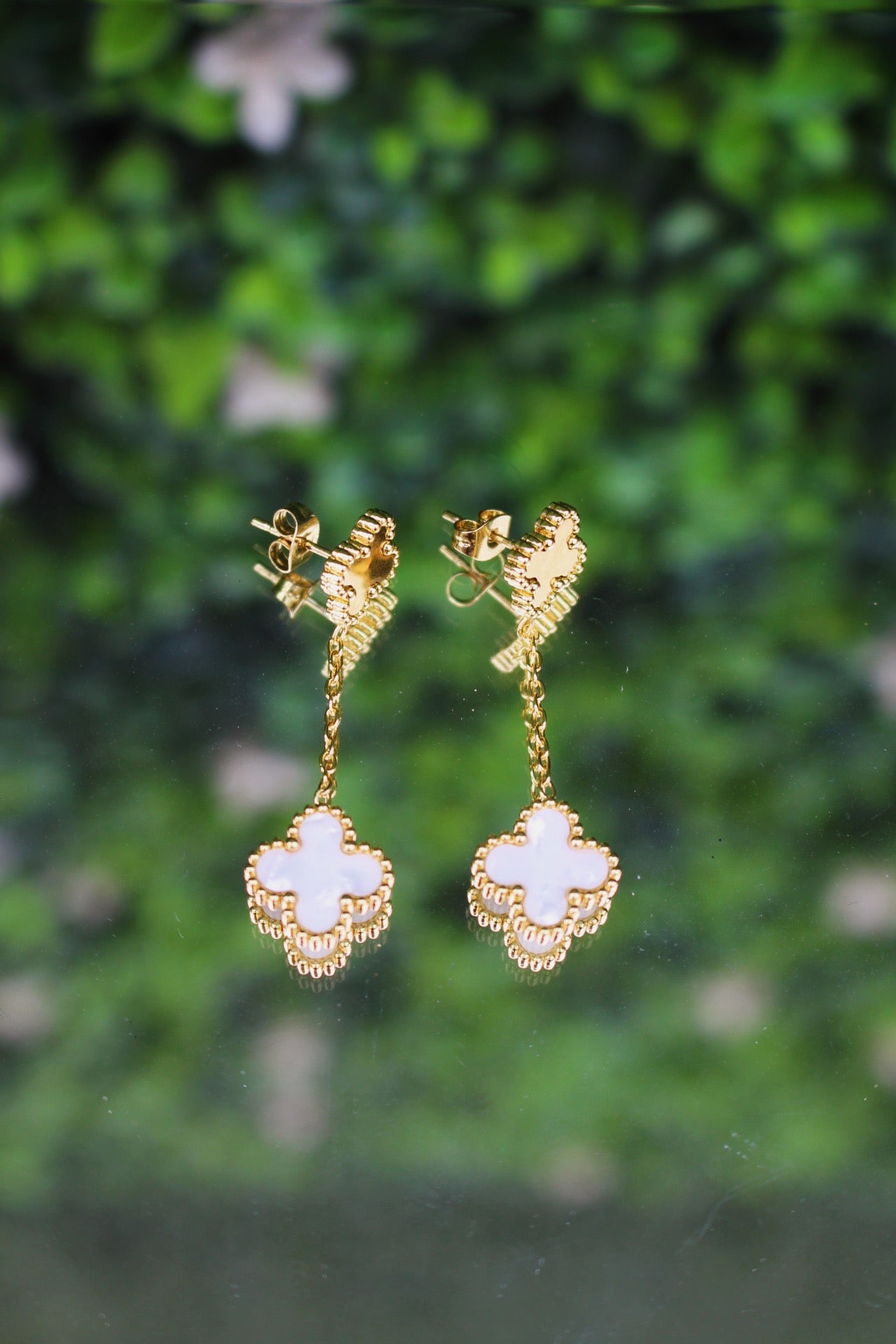 Aretes Dorados Trébol Blanco