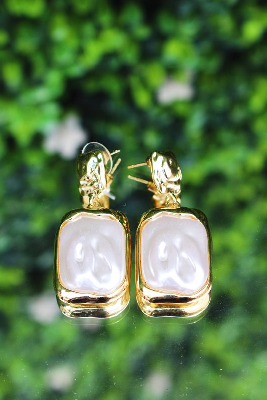 Aretes Dorados Perla Cuadrada