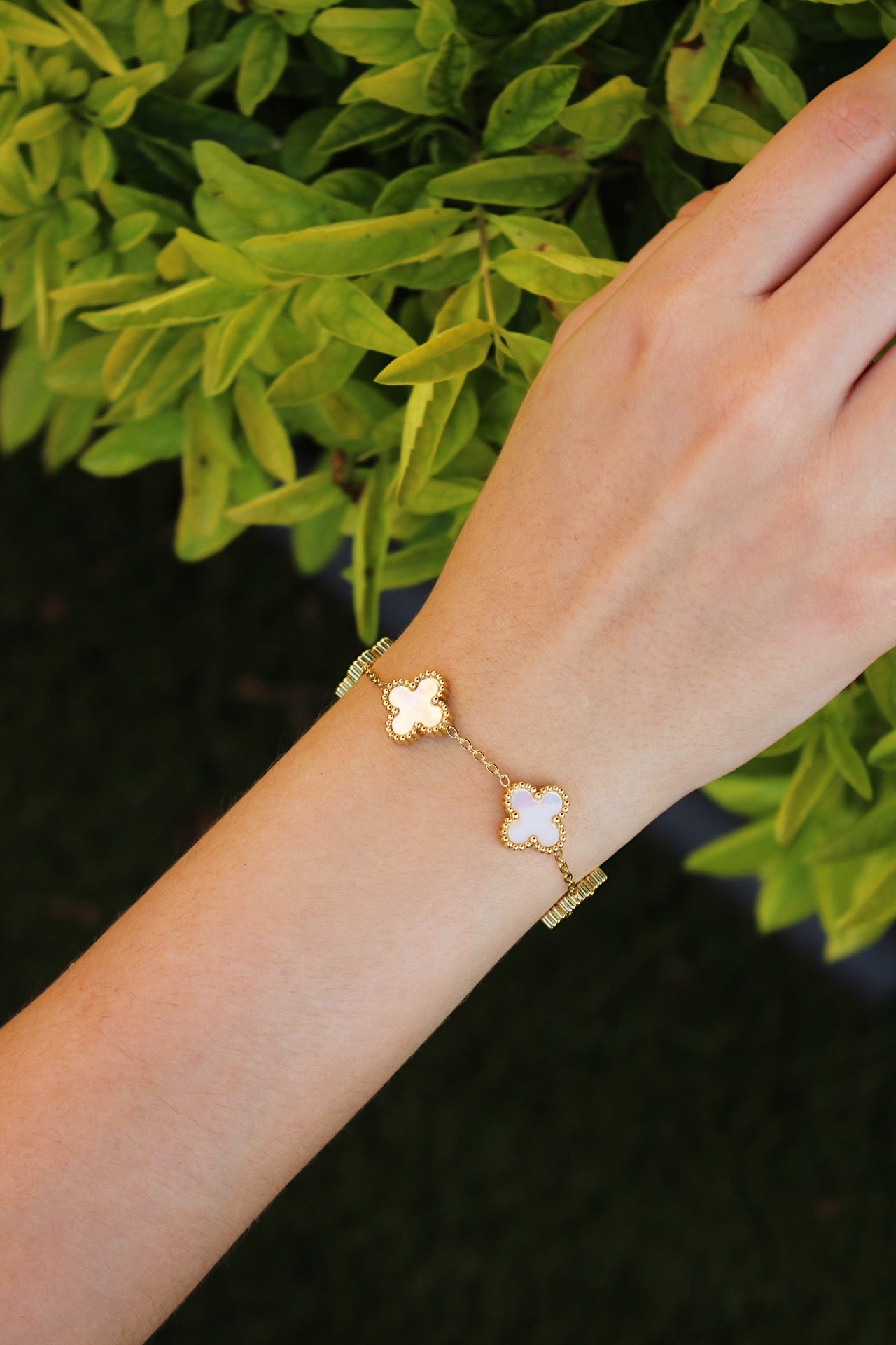 Pulsera Dorada con Trébol Blanco