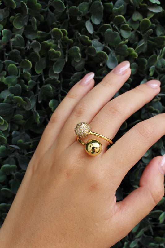 Anillo Dorado Bolitas con Zirconias