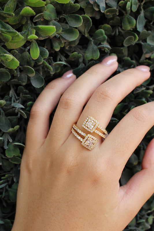 Anillo Dorado Formal con Zirconias