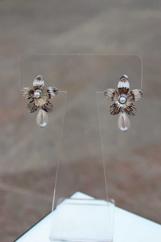 Aretes Flor Plateada con Perla Colgante