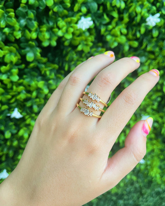 Anillo Dorado Triple con Zirconias