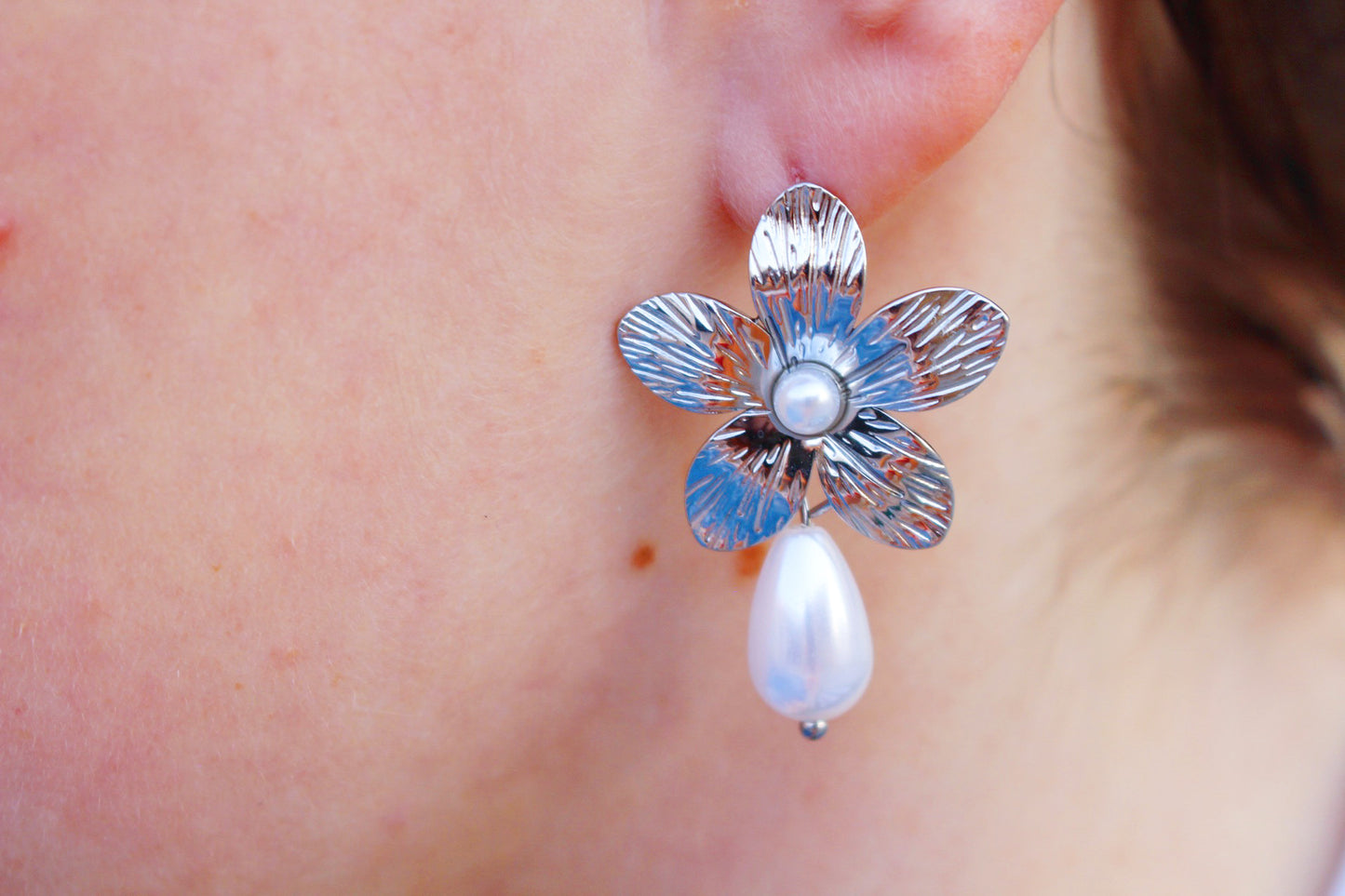 Aretes Flor Plateada con Perla Colgante