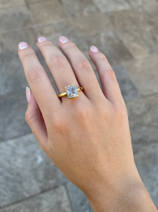 Anillo Dorado Piedra Plateada