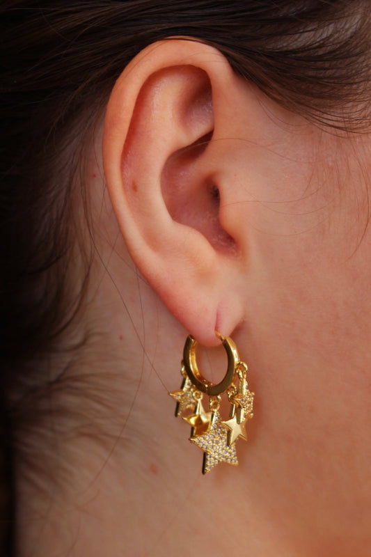 Arracadas Doradas con Estrellas Colgando