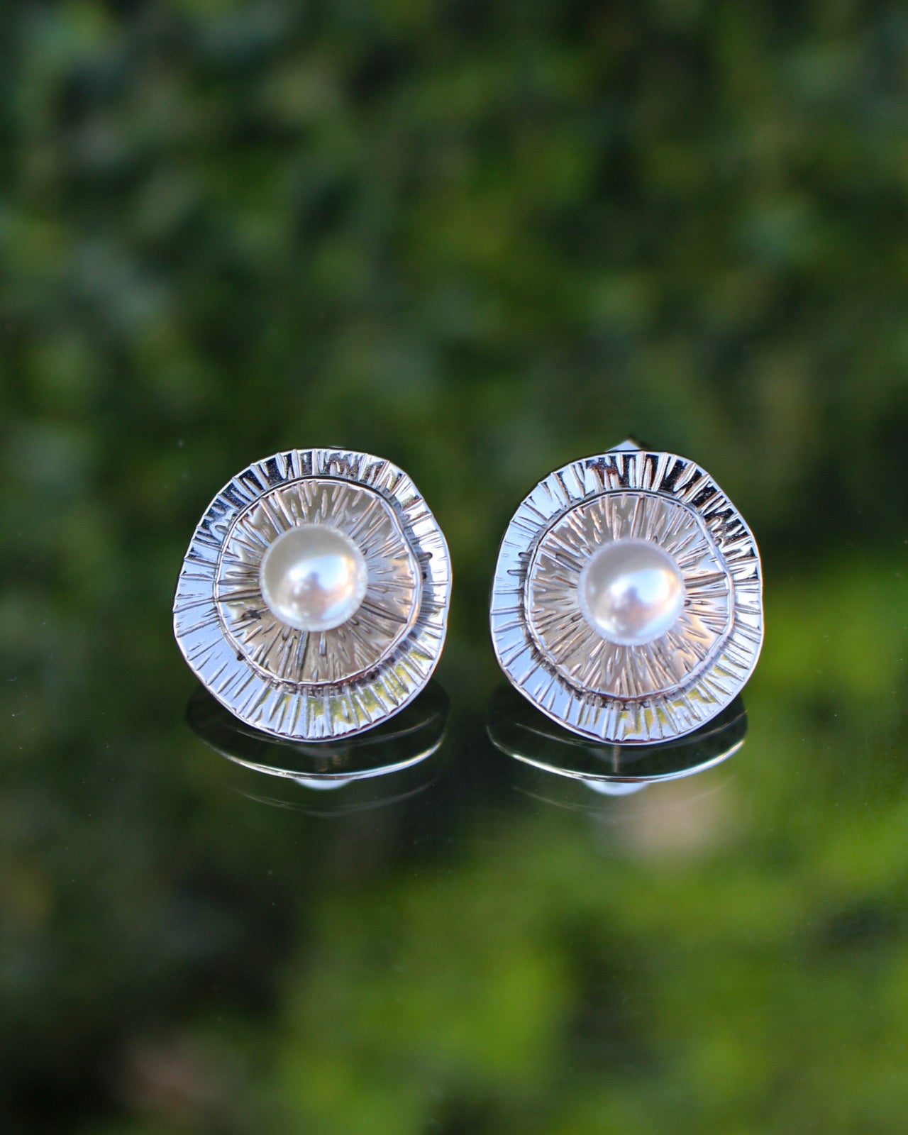 Aretes Círculo Plateado con Perla