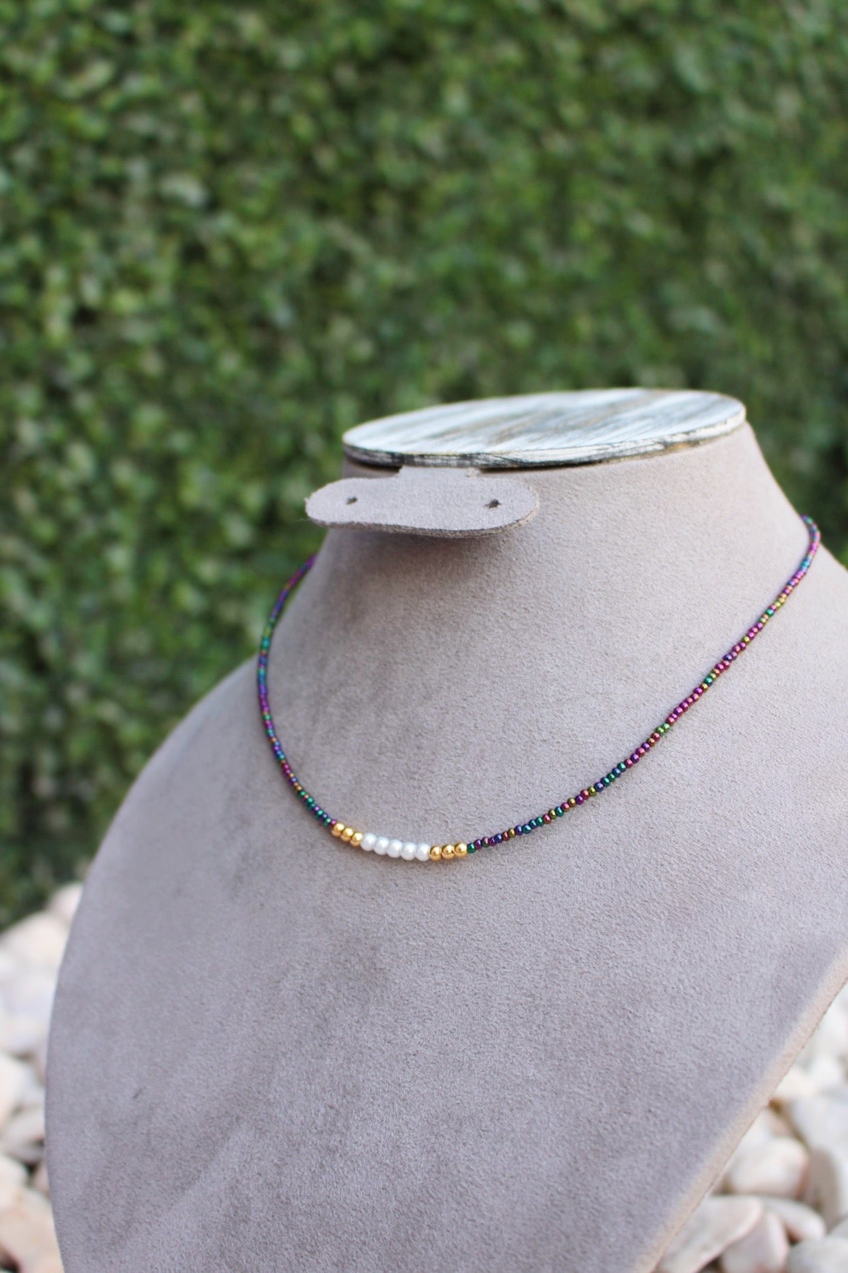 Collar Tornasol con Perlas en Medio