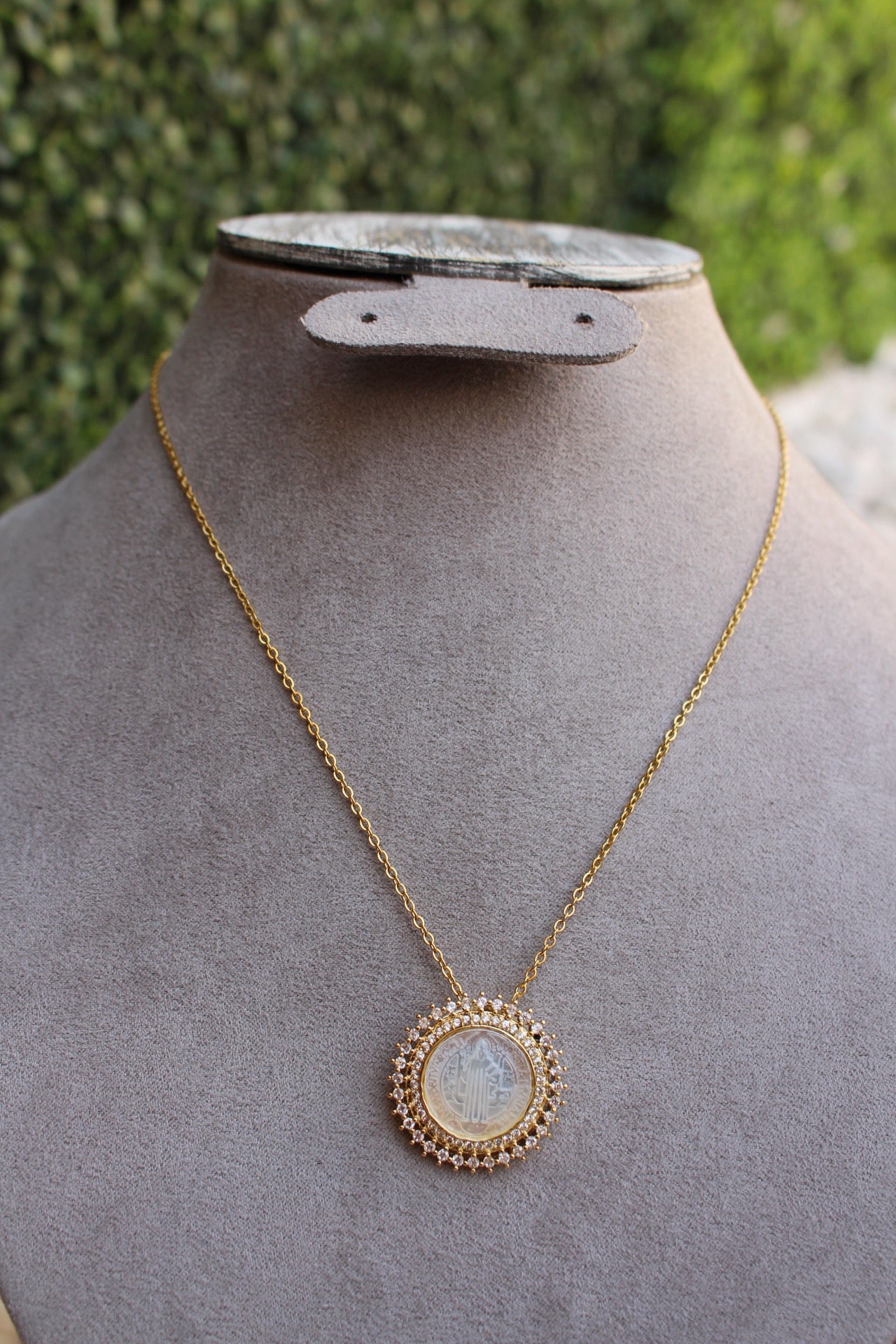 Collar Dorado San Benito y Zirconias