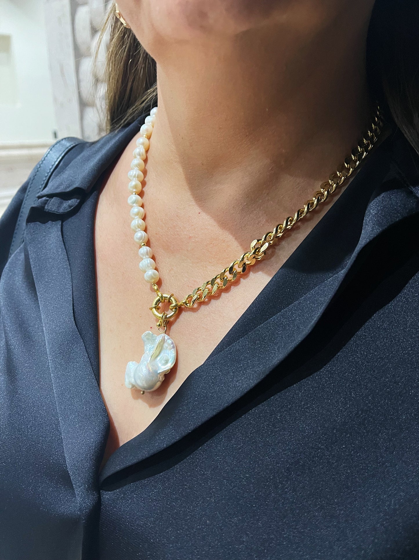 Collar Dorado con Perlas y Piedra