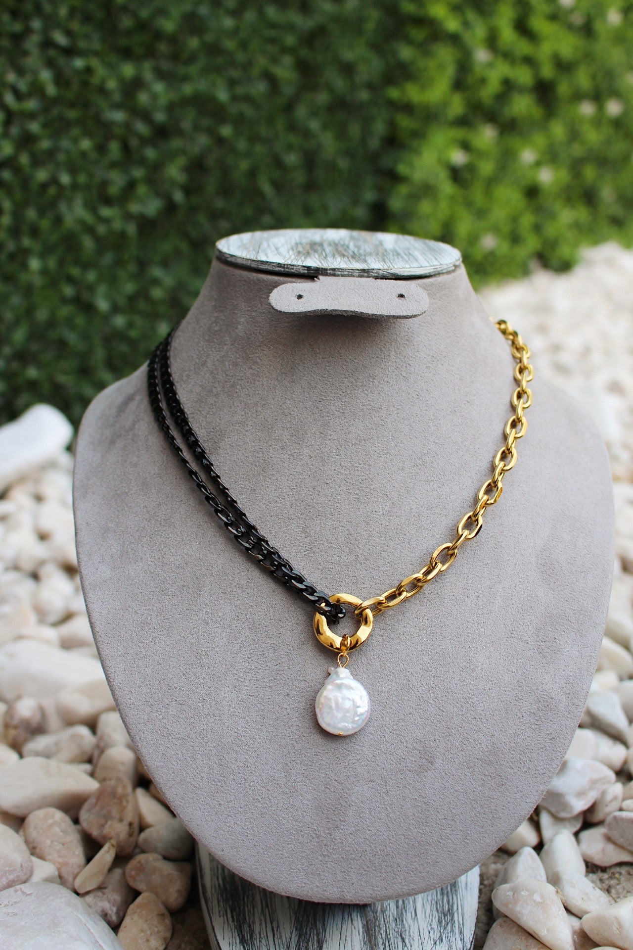 Collar Dorado con Negro y Perla