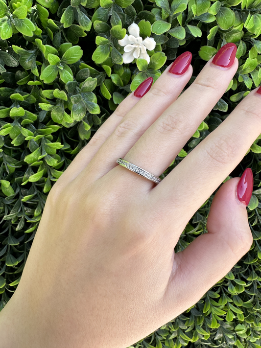 Anillo Plateado Delgadito con Zirconias