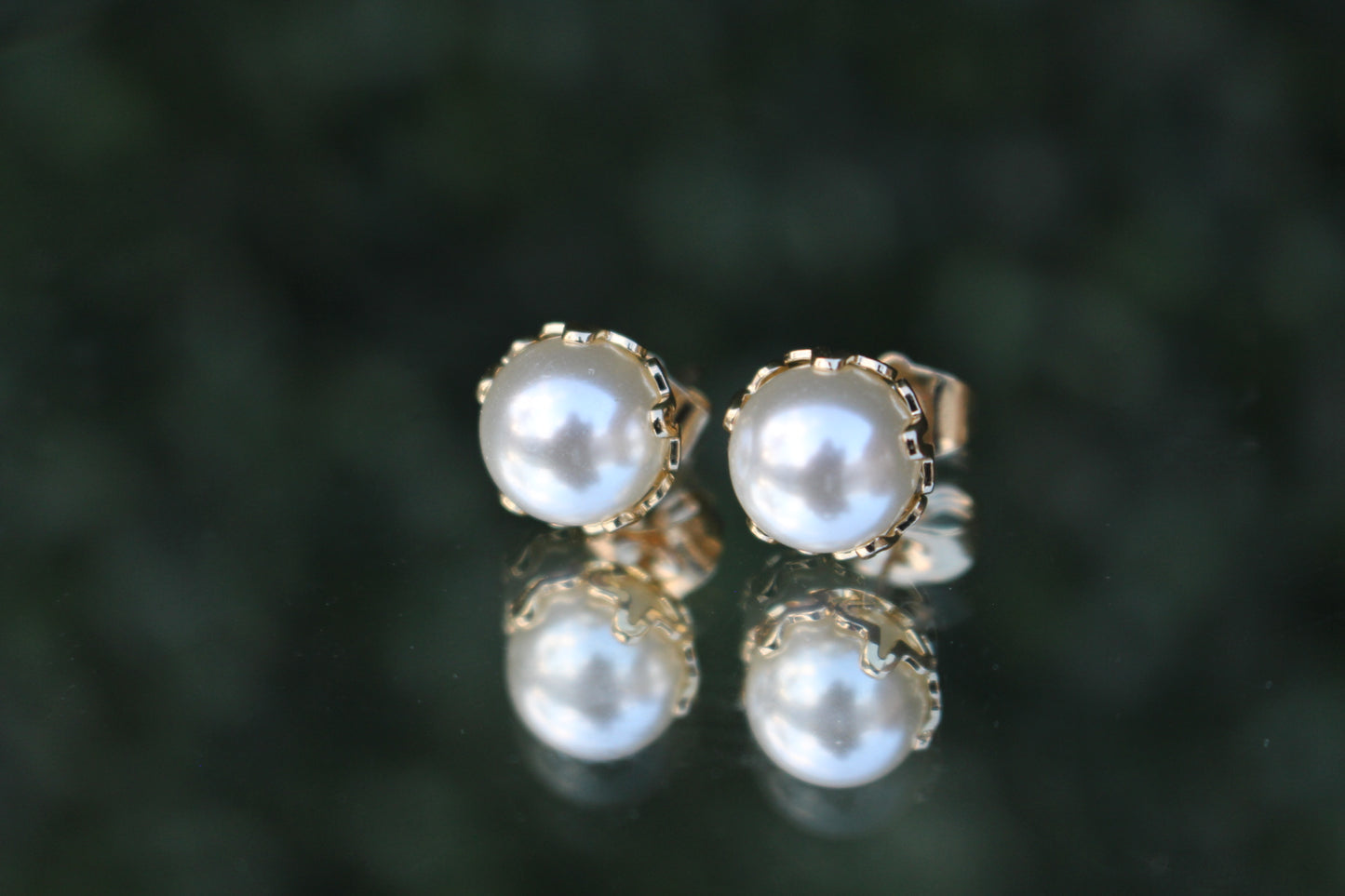 Studs Dorados con Perla