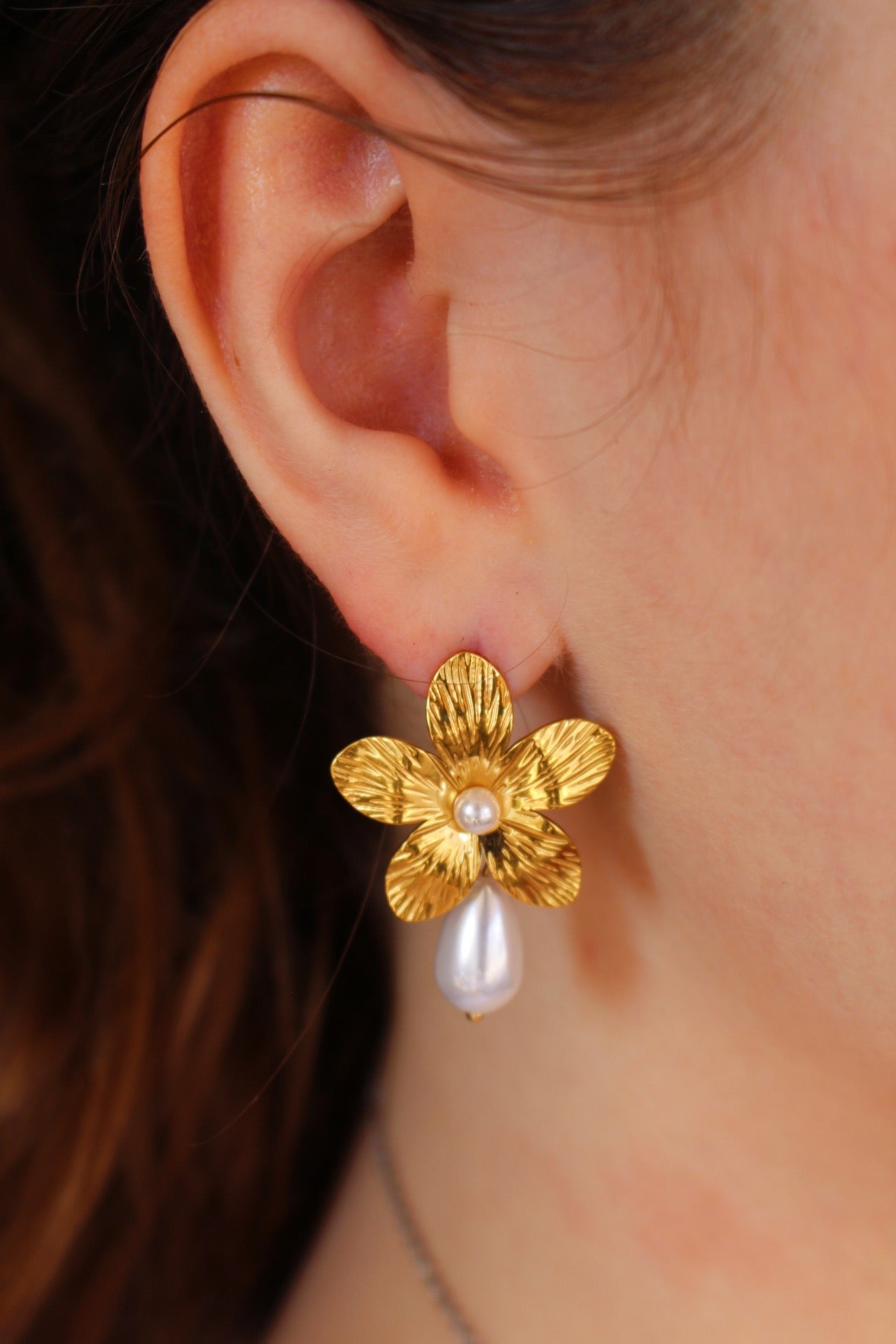 Aretes Flor Dorada con Perla