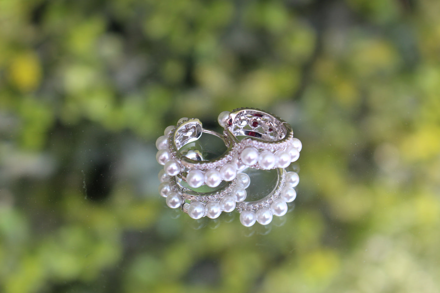 Aretes Plateados con Línea de Perlas