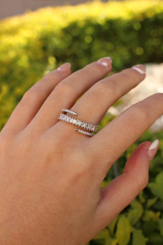 Anillo Plateado Triple Zirconias