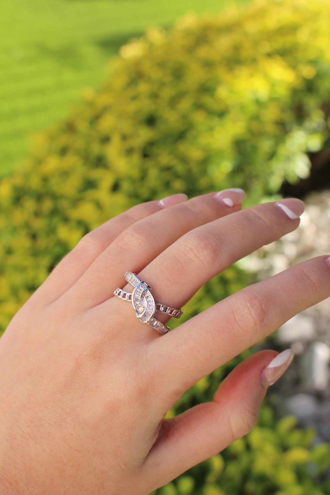 Anillo Plateado Nudo Zirconias