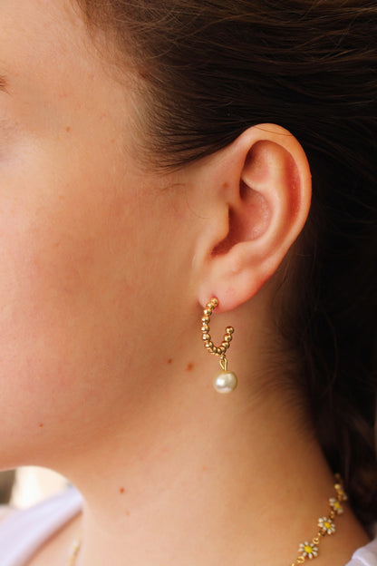 Arracadas Doradas con Perla Colgando