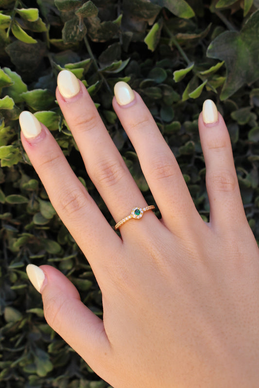 Anillo Dorado con Piedra Verde y Zirconias