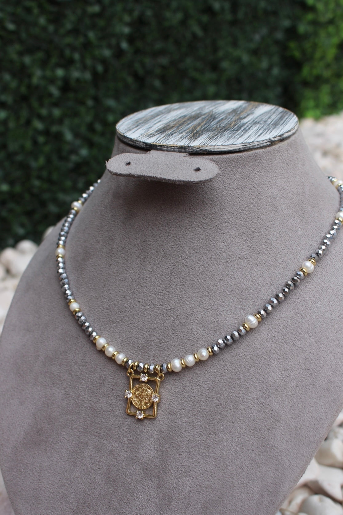 Collar Plateado Cristales y San Benito