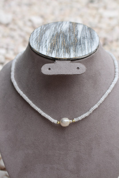 Collar Blanco con Perla Circular