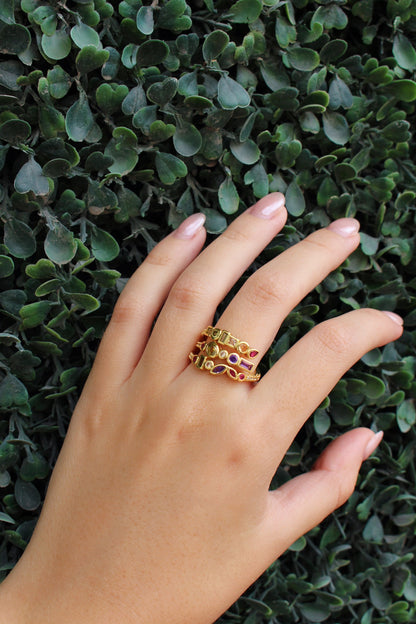 Anillo Dorado Triple con Zirconias Rosas y Moradas