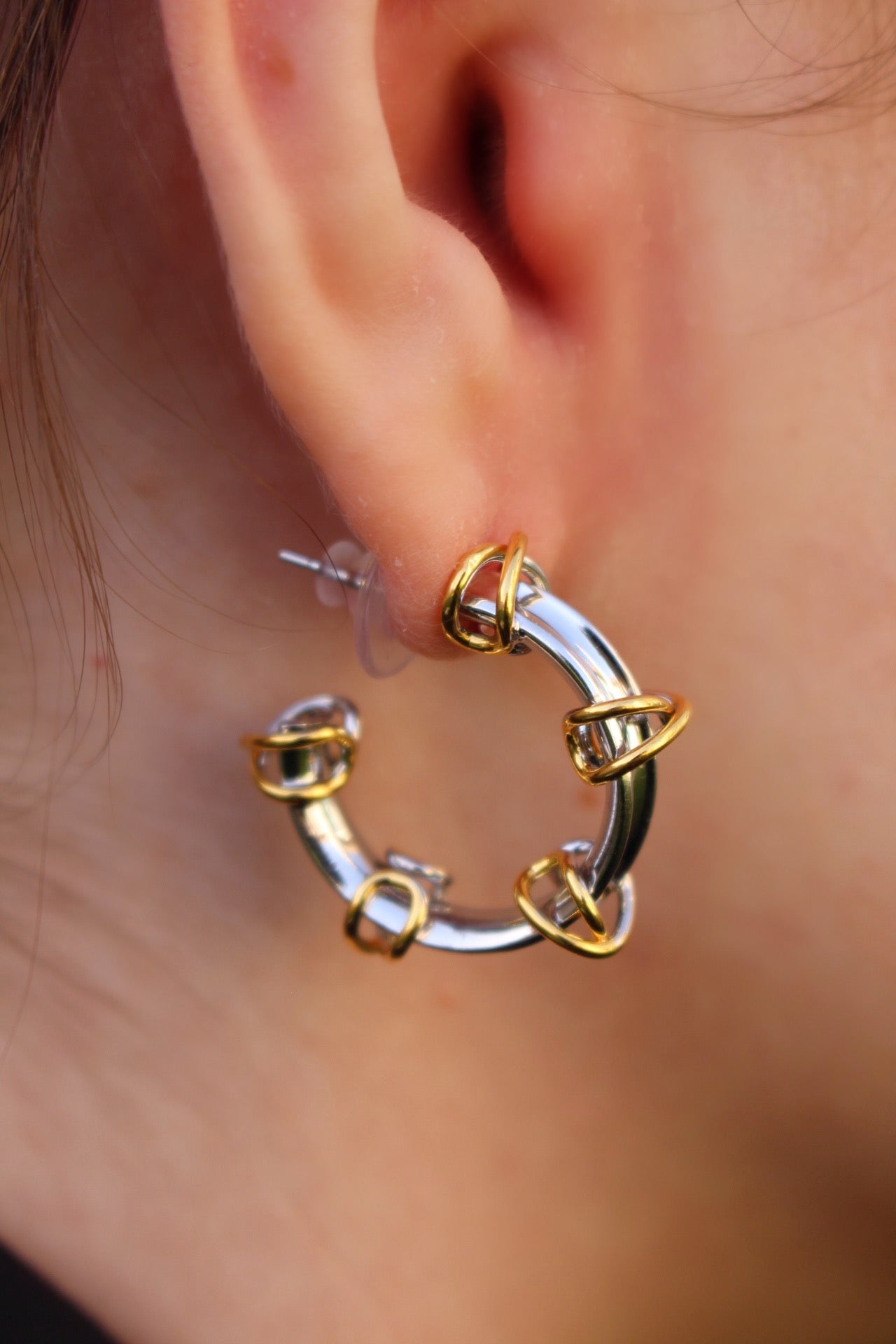 Arracadas Plateadas con Detalles Dorados