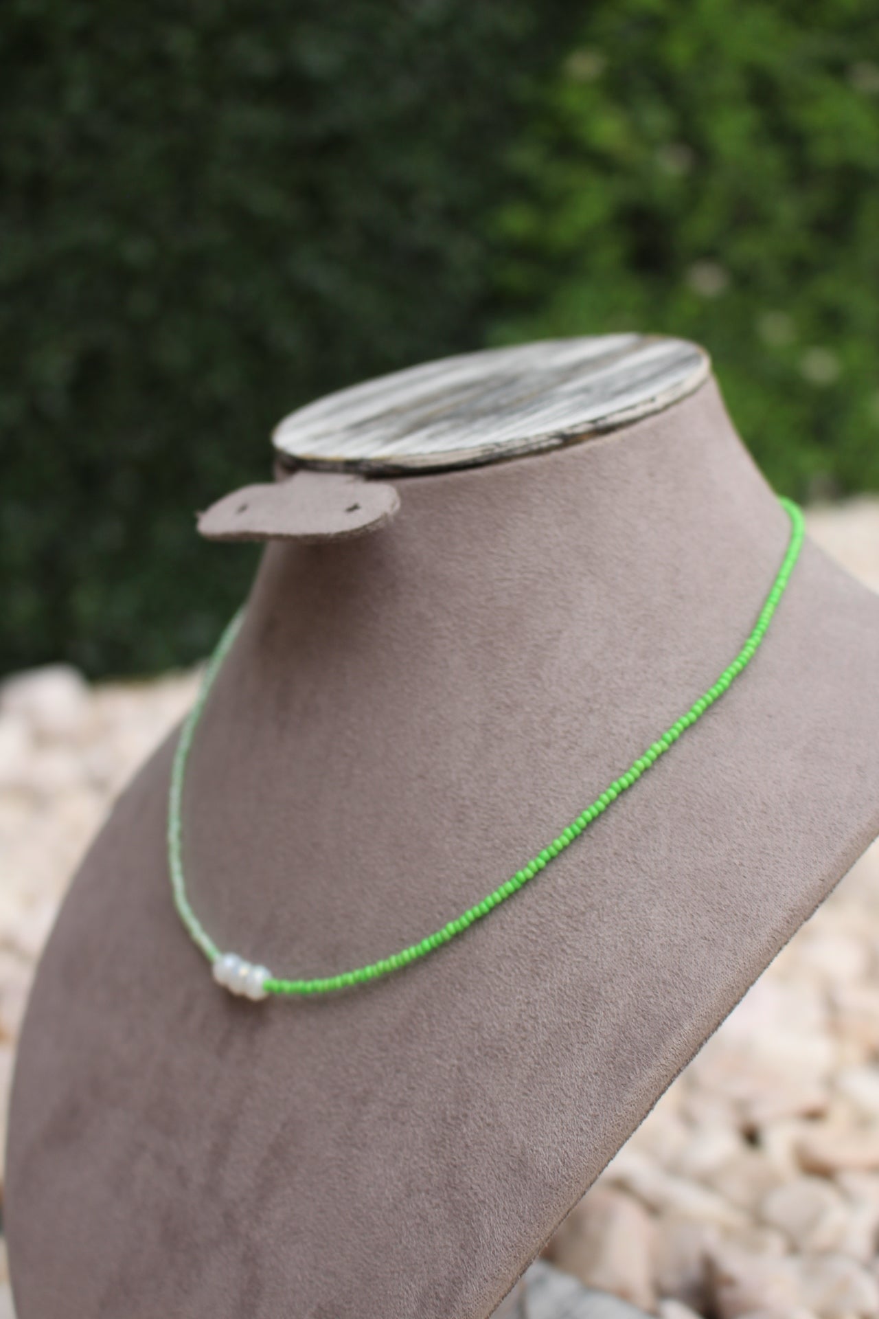 Collar Verde con Blanco en Centro