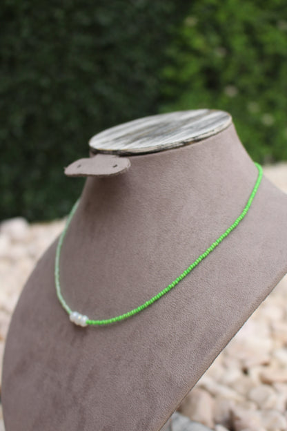 Collar Verde con Blanco en Centro