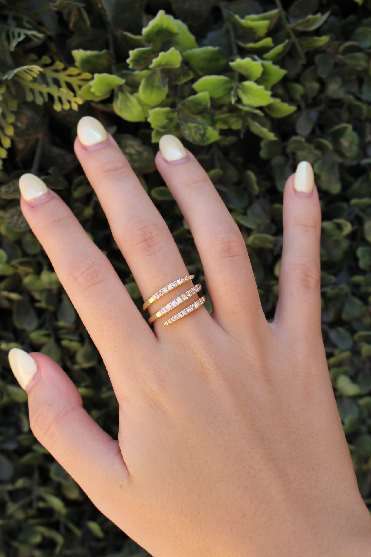 Anillo Dorado Triple Líneas con Zirconias