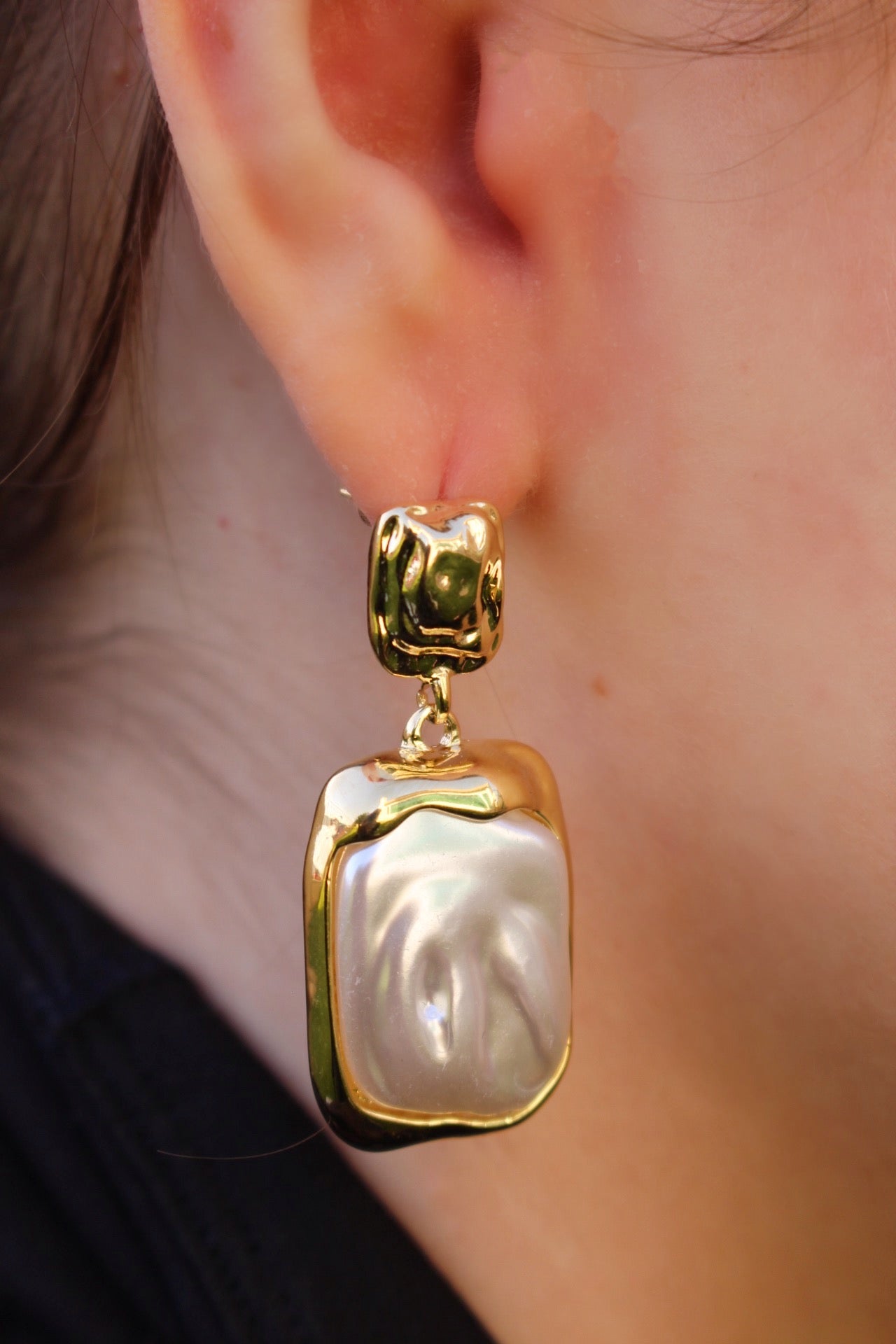 Aretes Dorados Perla Cuadrada