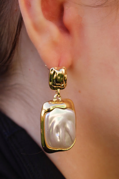 Aretes Dorados Perla Cuadrada