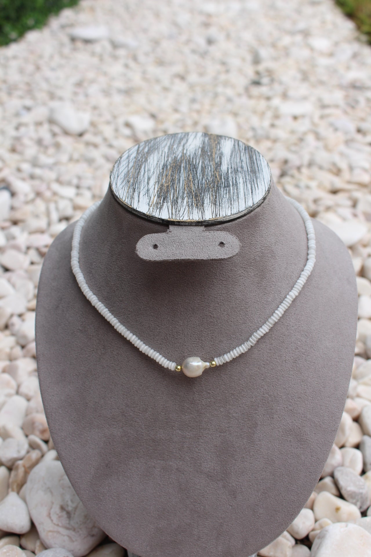 Collar Blanco con Perla Circular