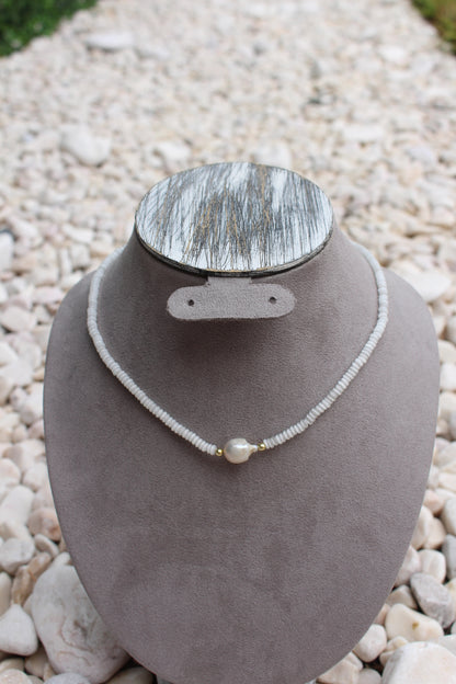 Collar Blanco con Perla Circular