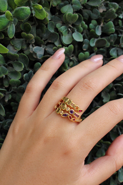 Anillo Dorado Triple con Zirconias Rosas y Moradas