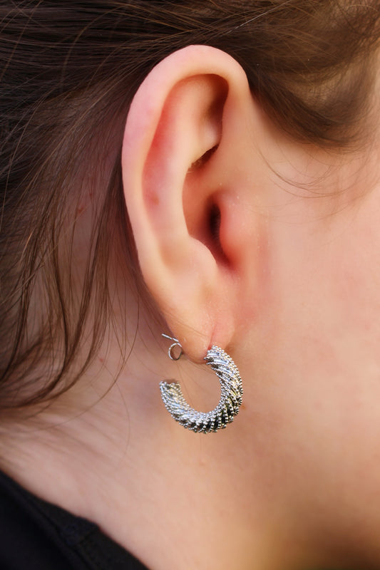 Media Arracada Plateada Trenzada con Zirconias