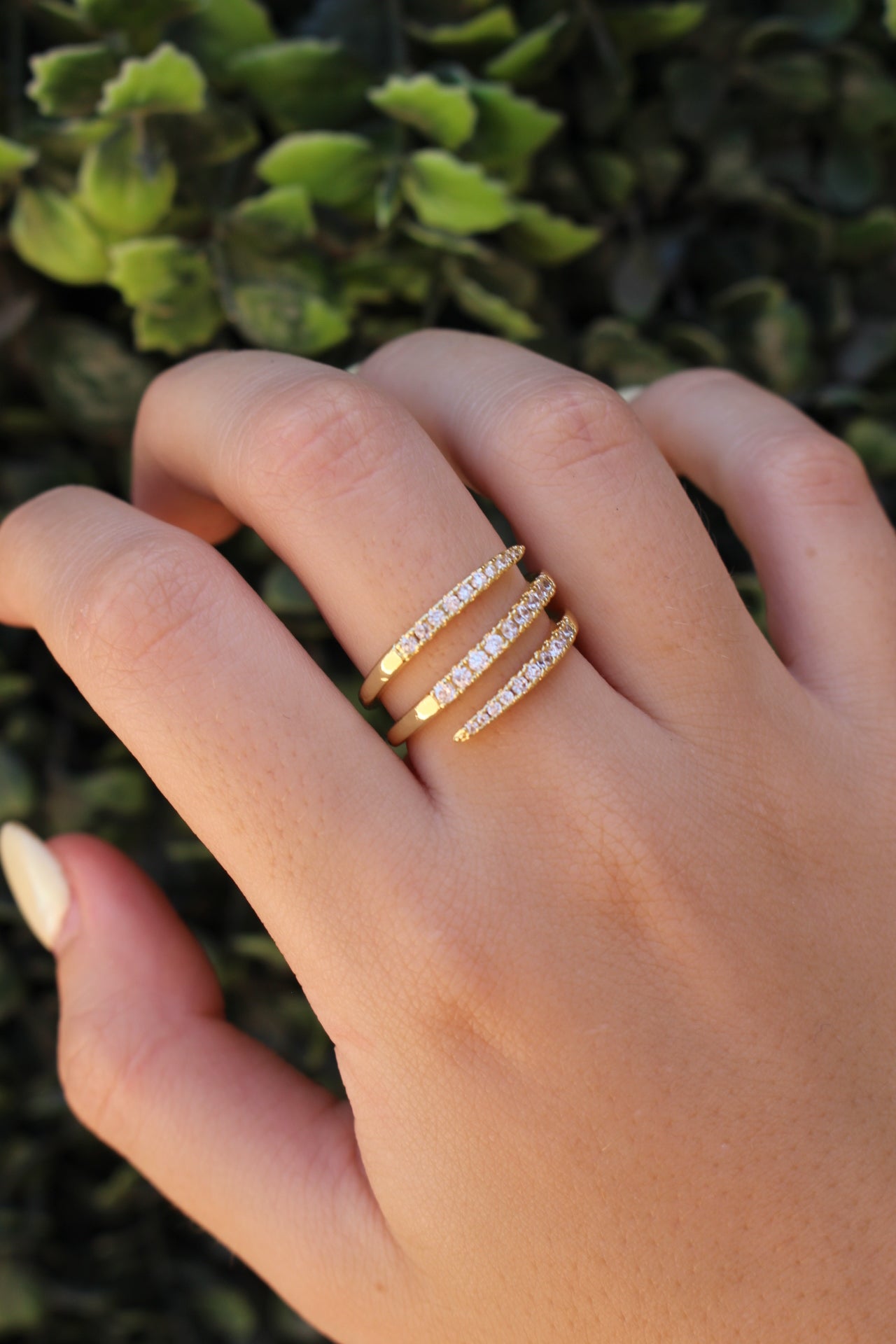 Anillo Dorado Triple Líneas con Zirconias