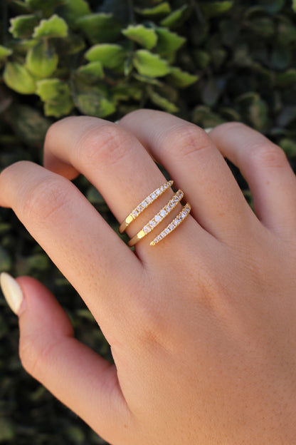 Anillo Dorado Triple Líneas con Zirconias