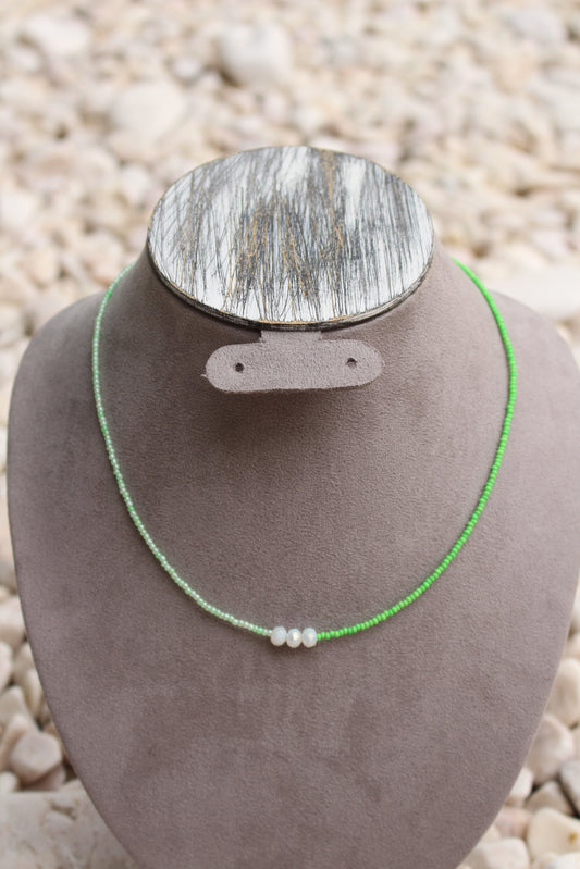 Collar Verde con Blanco en Centro