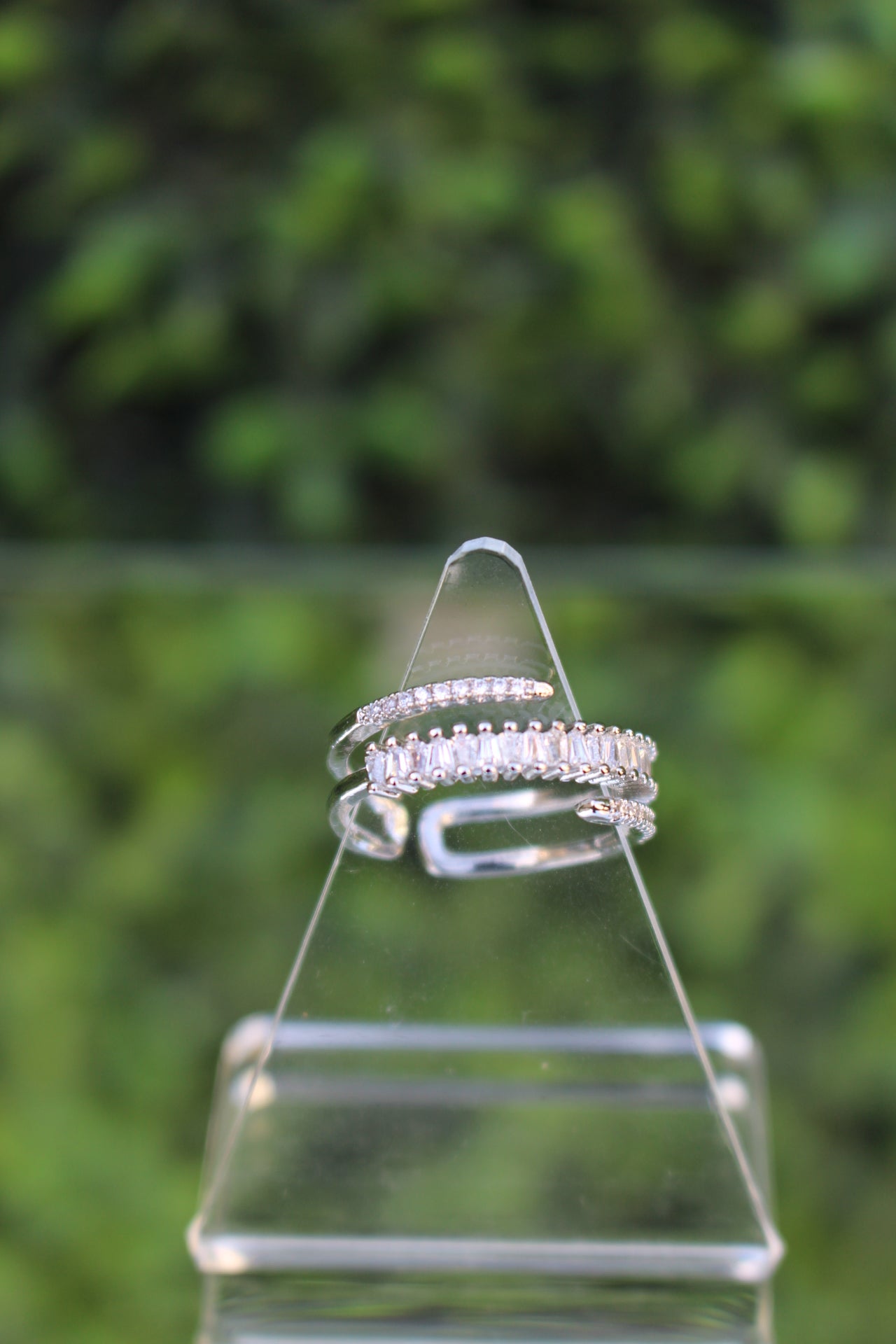 Anillo Plateado Triple Zirconias